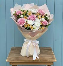 Букет цветов из:  Гвоздики, Орхидеи и Розы в Старощербиновской