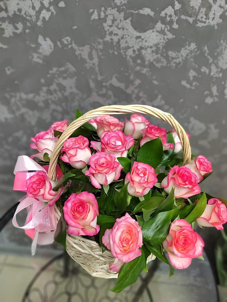 Цветочная композиция из Розы в корзине в Старощербиновской