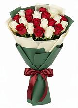 Букет Микс из красных и белых роз в Старощербиновской