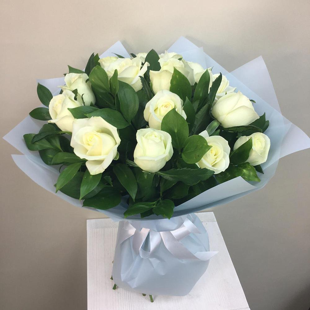 Букет 15 Белых роз Проуд в Старощербиновской