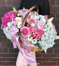 Композиция солнечный день в Старощербиновской Цветочная композиция из Розы, Хризантемы, Пионы и Лизиантусы в корзине в Старощербиновской