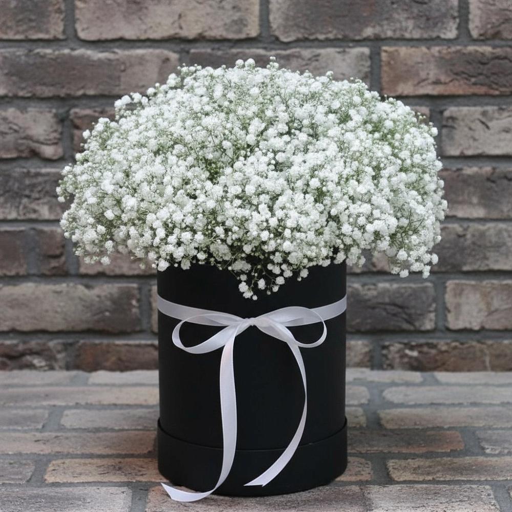 Цветочная композиция из Гипсофила в шляпной коробке в Старощербиновской