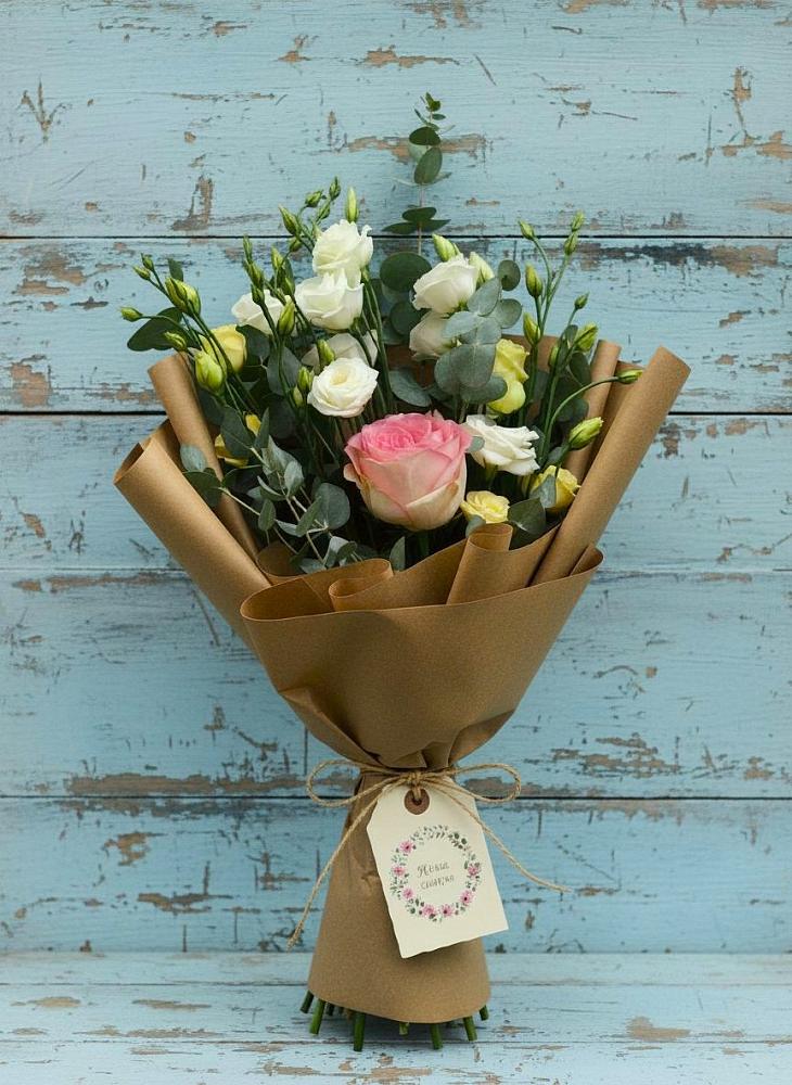 Букет цветов из: Розы и Лизиантусы в Старощербиновской