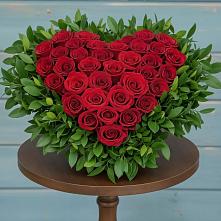 Цветочная композиция из Розы в виде сердца в Старощербиновской