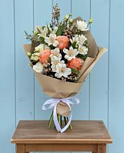 Букет цветов из:  Альстромерии, Лизиантусы, Розы и Хризантемы в Старощербиновской