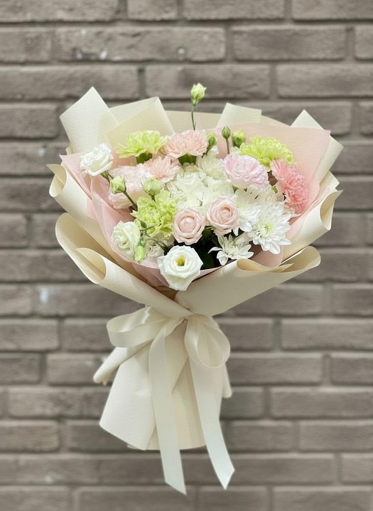 Букет цветов из: Гвоздики, Розы, Лизиантусы и Хризантемы в Старощербиновской