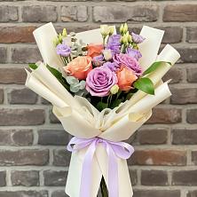 Букет цветов из:  Лизиантусы и Розы в Старощербиновской