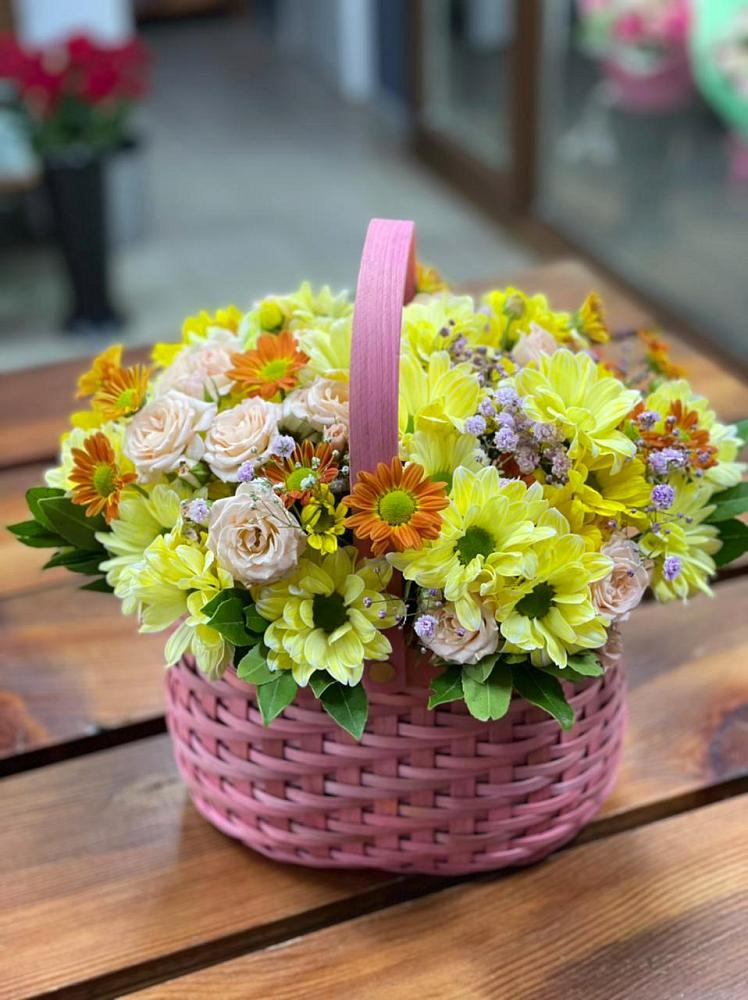 Цветочная композиция из Хризантемы и Розы в корзине в Старощербиновской