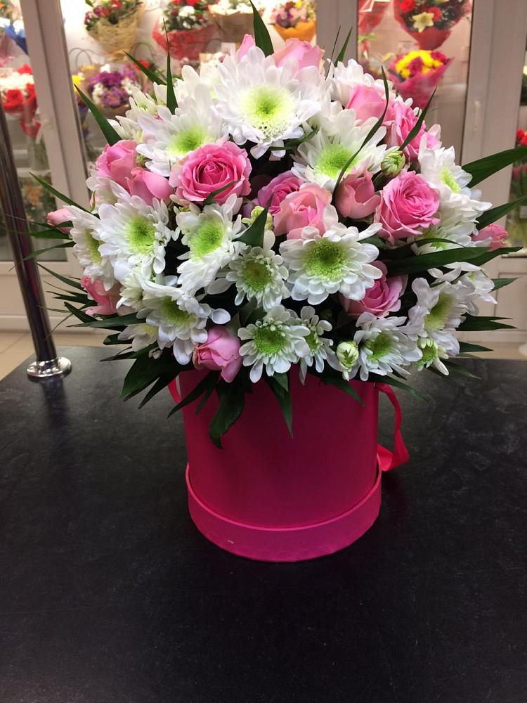 Цветочная композиция из Розы и Хризантемы в шляпной коробке в Старощербиновской