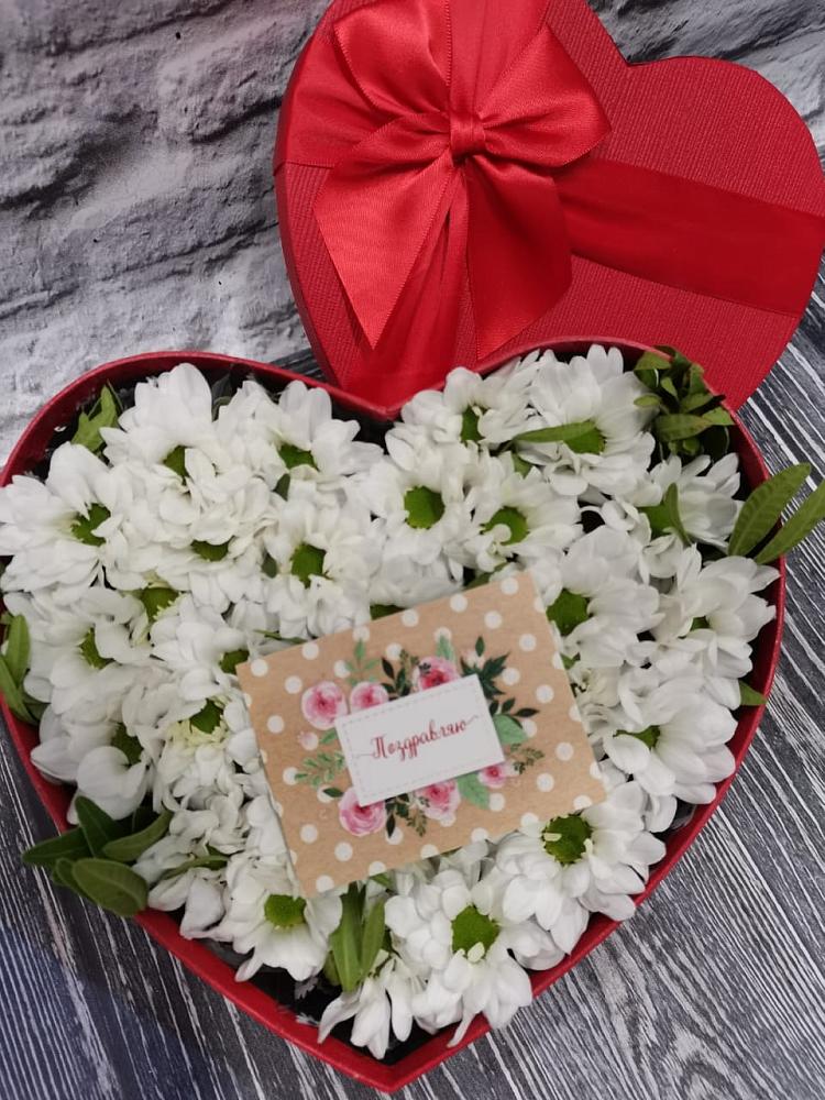 Цветочная композиция из Хризантемы в виде сердца в Старощербиновской