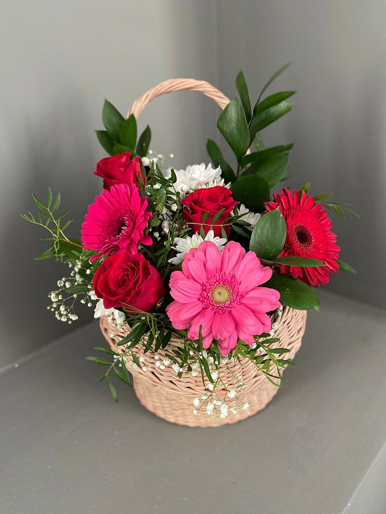 Цветочная композиция из Розы, Хризантемы и Герберы в корзине в Старощербиновской