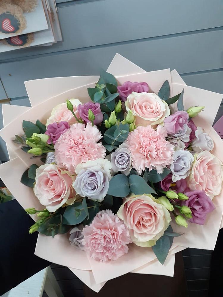 Букет цветов из: Розы, Гвоздики и Лизиантусы в Старощербиновской