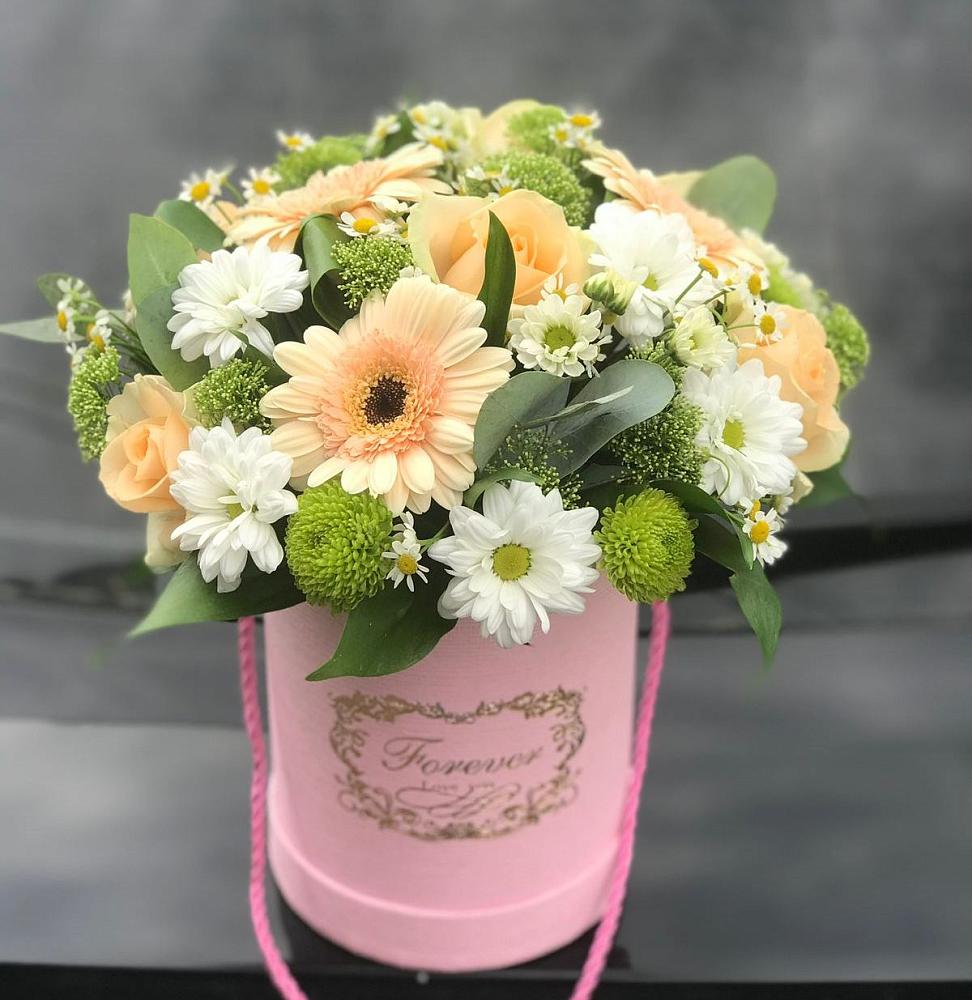 Цветочная композиция из Розы, Герберы и Хризантемы в шляпной коробке в Старощербиновской