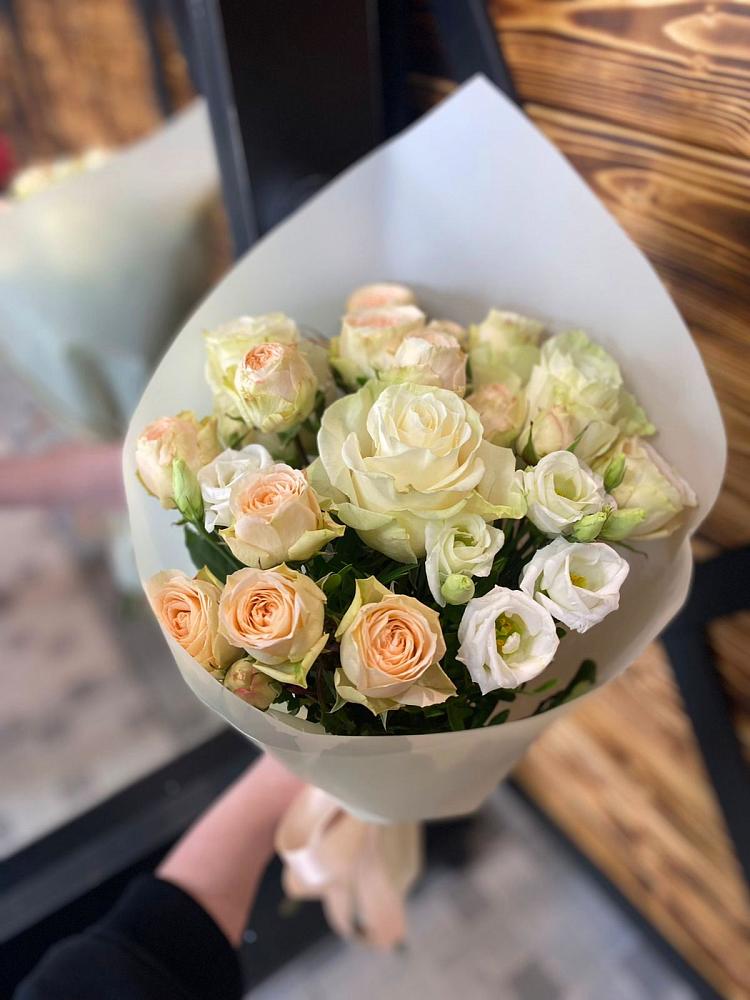 Букет цветов из: Розы и Лизиантусы в Старощербиновской